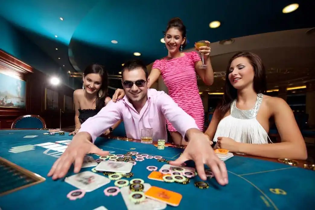 rmm98 APP Live Casino နှင့် Slots ဂိမ်းများ ကစားနေသောမြင်ကွင်း